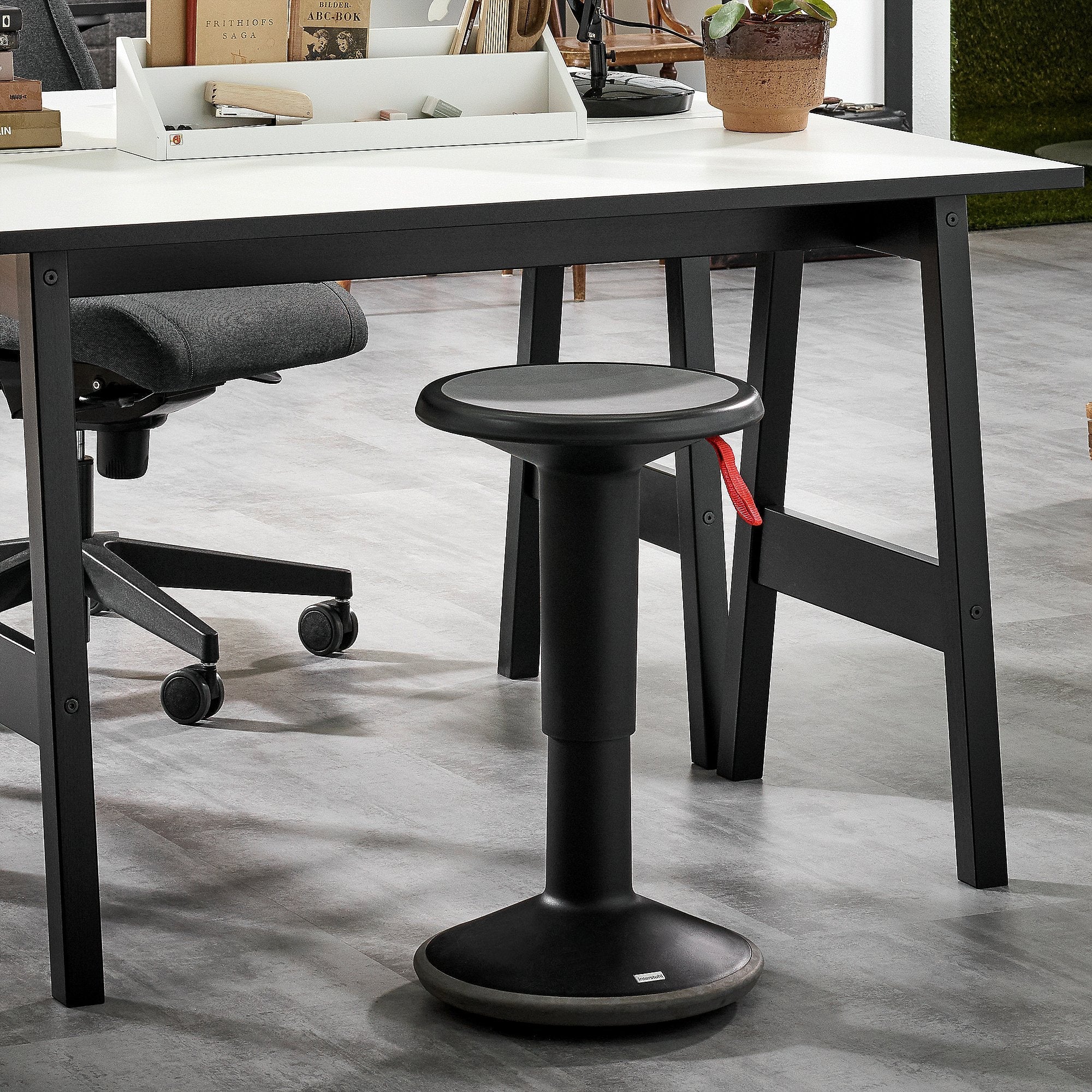 UPis1 100U ergo-stool, Black