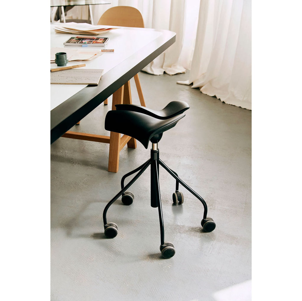 BD Barcelona Binaria ergonomic stool, white