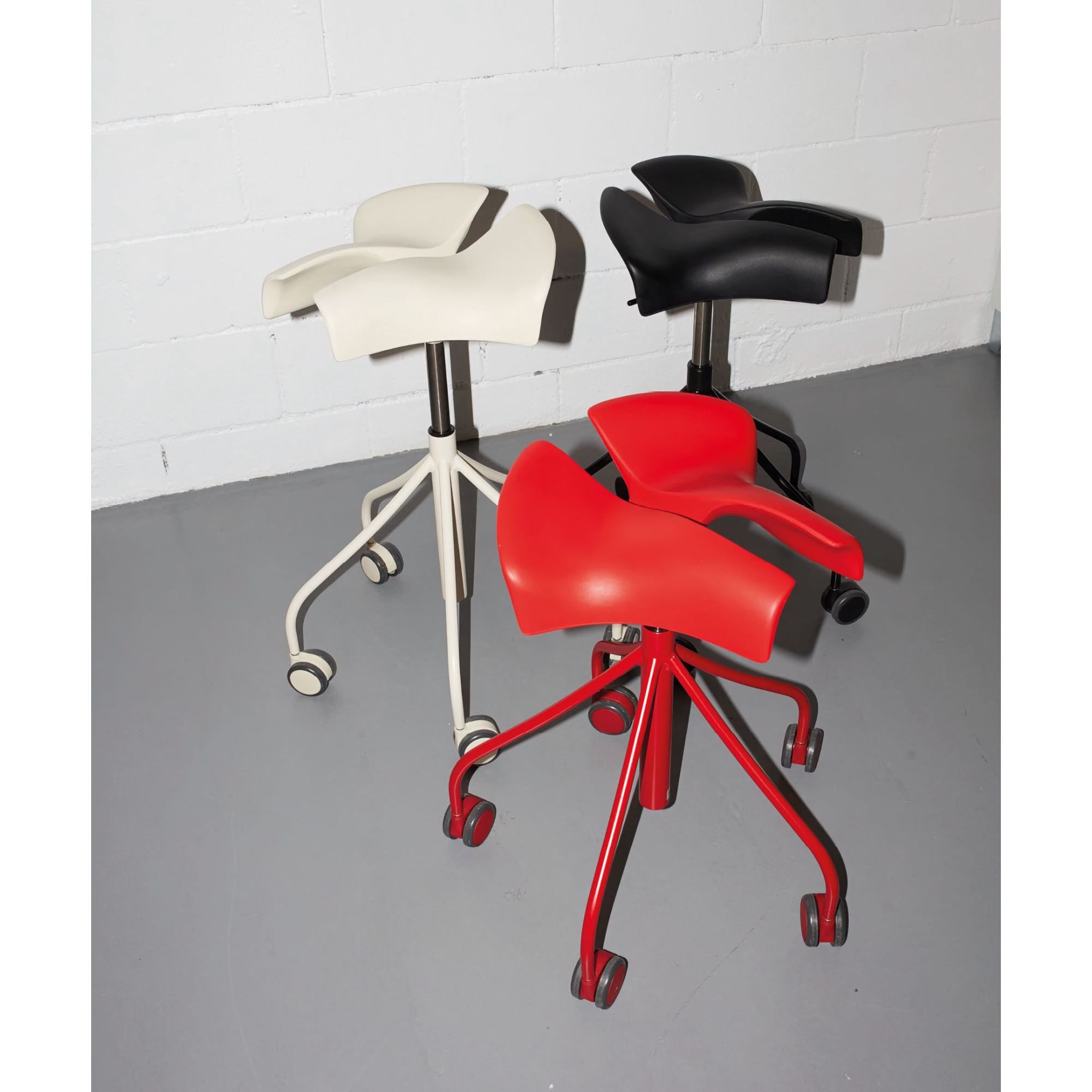BD Barcelona Binaria ergonomic stool, black