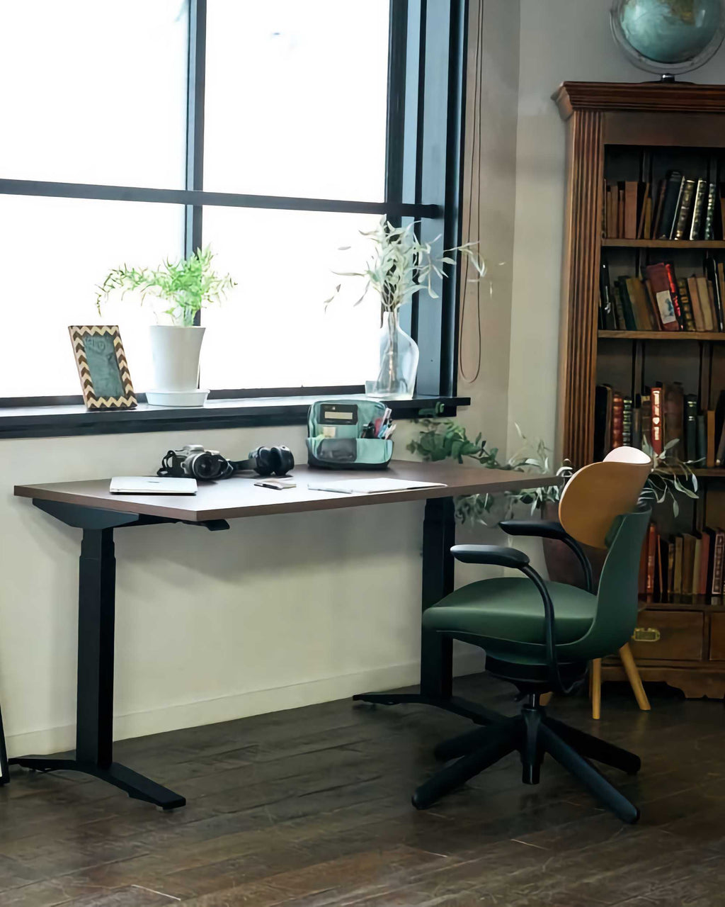 Kokuyo Inglife Office Chair Dark Plywood Back with Arm, Green